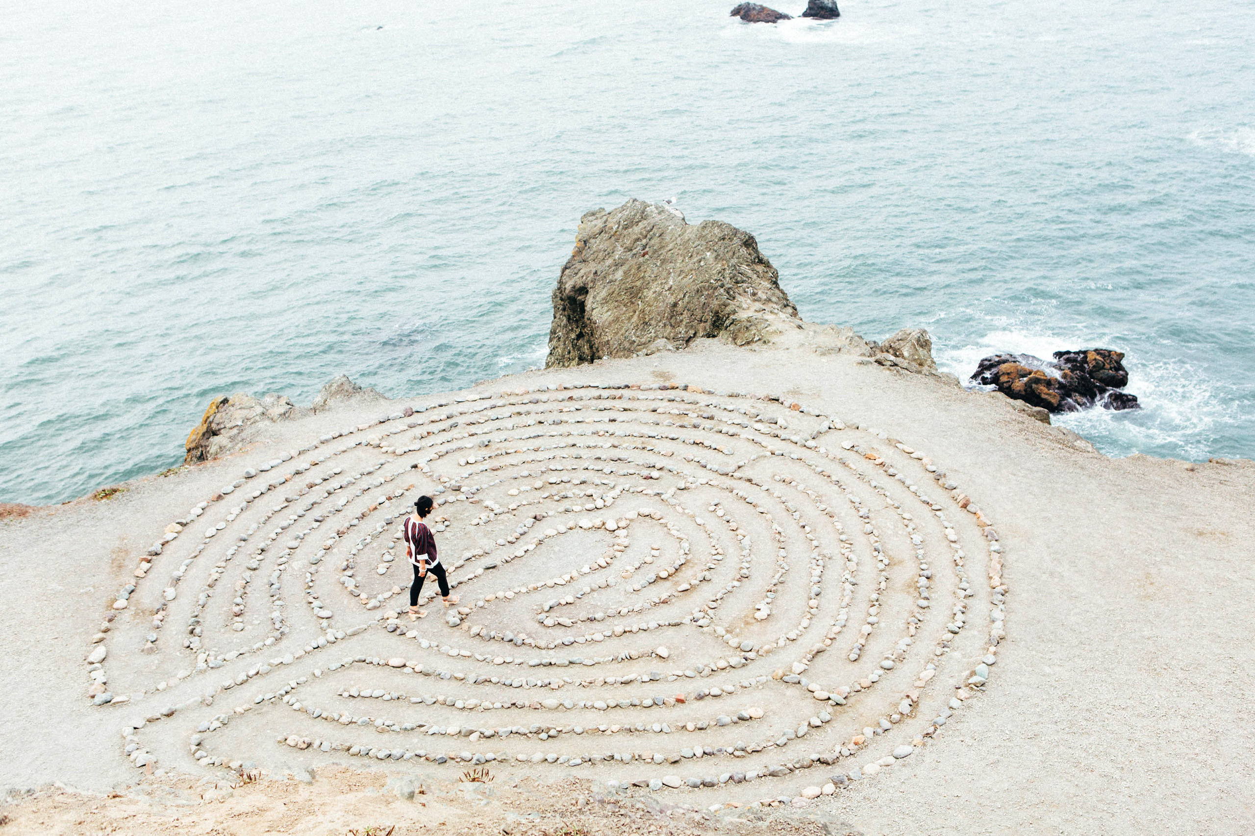 Labyrinth aus Steinen am Meer